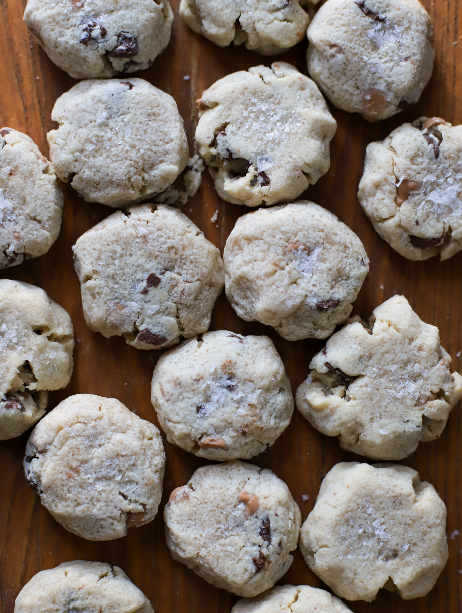 https://frontyardveggies.com/wp-content/uploads/2021/10/salted-caramel-chocolate-chip-cookies-1.jpg